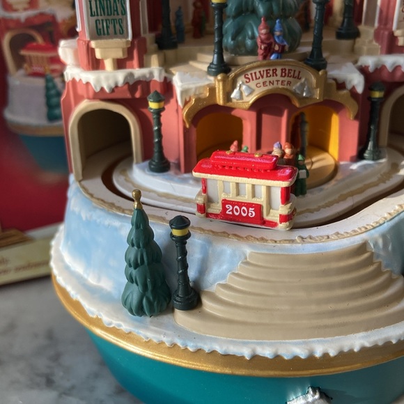 Hallmark 2005 Silver Bells City Sidewalk Animated Musical Plug In Ornament VTG - Picture 5 of 11